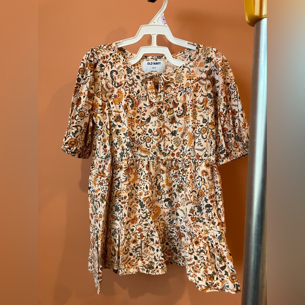 TWO Old Navy girl’s floral tiered tunics. In like new condition. Size 6-7